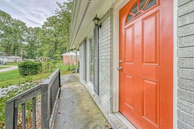 Building Photo - 62 Lucia Dr SE
