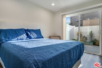 Building Photo - 2627 Somerset Dr