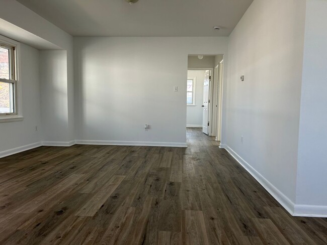 Building Photo - Charming 3 Bedroom/1 Bathroom Newly Renova...