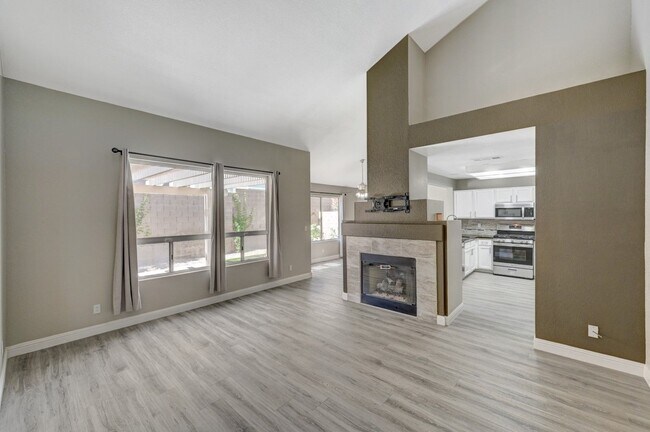 Foto del edificio - One-of-A-Kind 2 Story, 3 Bedroom with 3 Full Baths Home in the Heart of Summerlin!