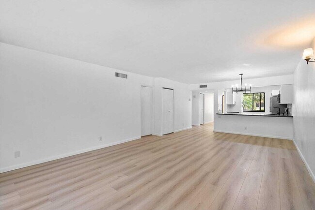Building Photo - 341 Lakeview Dr