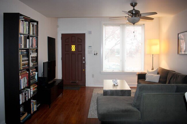 Foto del edificio - 324 Emily St