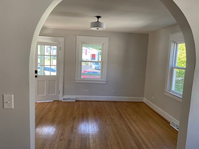 Sala de estar - 613 Blenheim Ave