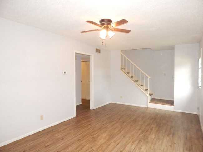 Building Photo - Lovely 2 Bedroom, 1-1/2 Bath, Duplex!