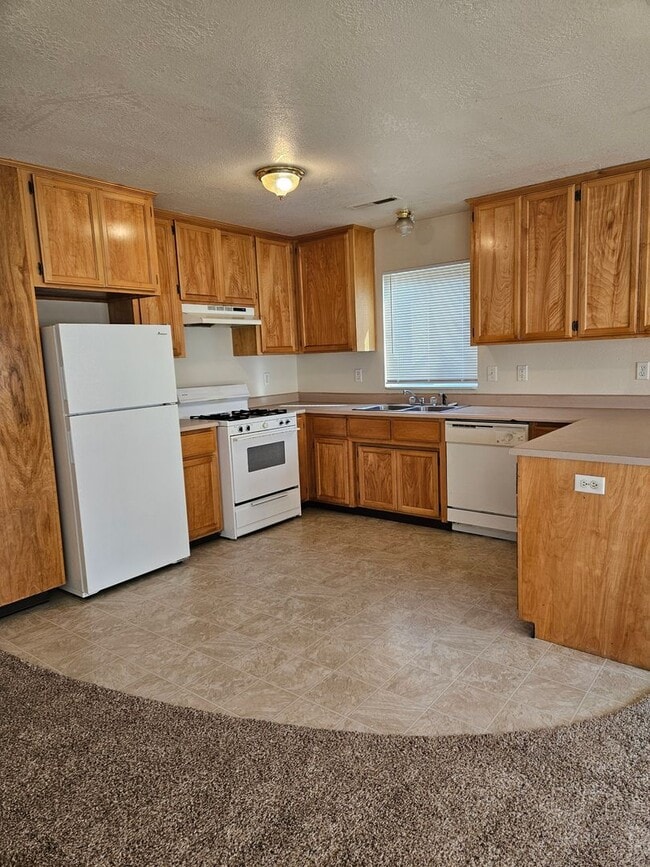 Building Photo - Clean Duplex