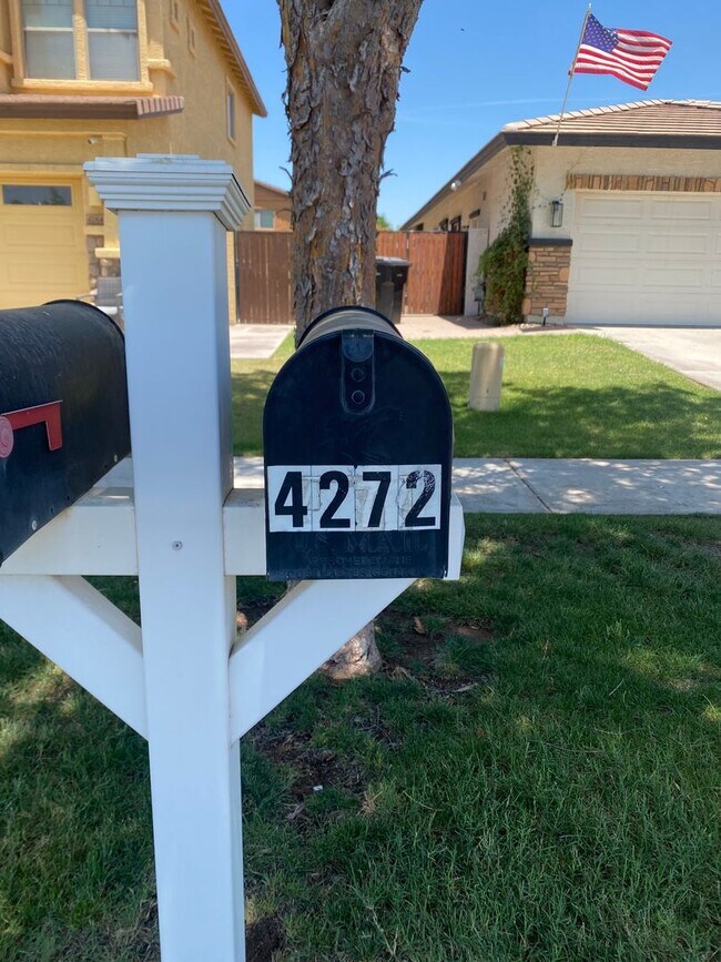 Building Photo - **BEAUTIFUL 3BEDROOM/2BATHROOM HOME LOCATE...