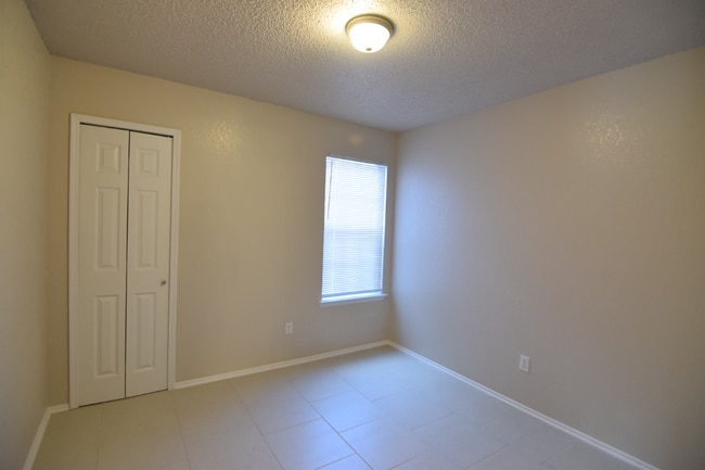Building Photo - 1823 Meadowbrook Dr