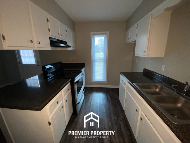 Building Photo - 3 Bedroom Home for Rent in Memphis, TN | Brick Fireplace & Fenced Backyard