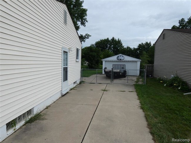 Building Photo - 34449 Avondale St