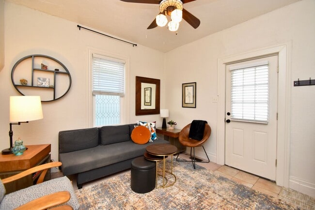 Building Photo - Cute 2 Bed 1 Bath Home in Salt Lake City!