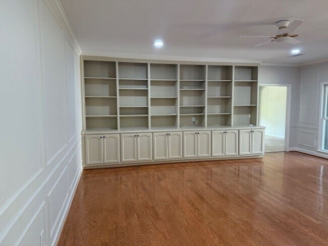 Building Photo - Beautiful 4 Bed 2.5 Bath Available Now!