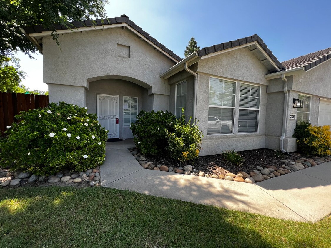 Foto principal - Single Family Home Southwest Visalia!