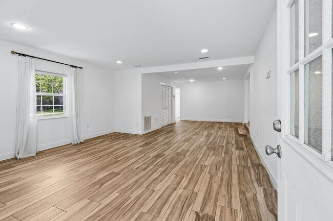 Foto del edificio - Cottage on 3 Acres with Massive Workshop & Storage