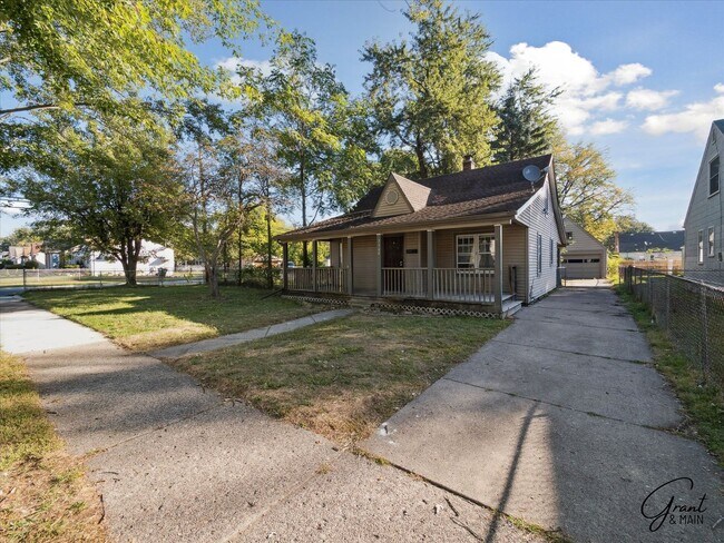 Foto del edificio - $1300 - 3 bedroom, 1 bathroom Bungalow