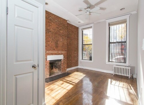 Building Photo - 293 W 10th St