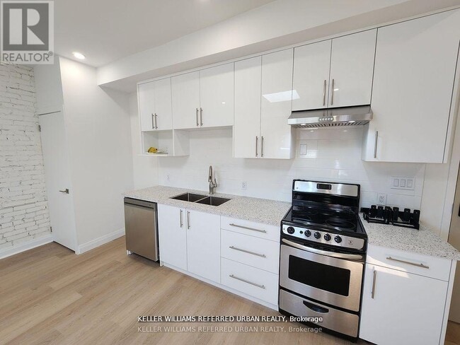 Photo du bâtiment - 998 Bloor St W