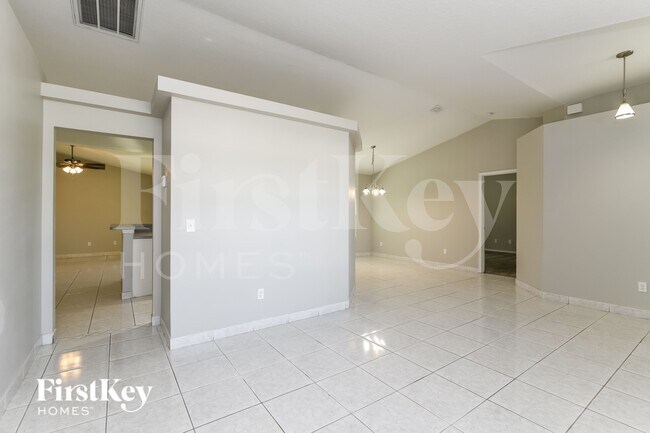 Foto del edificio - 5615 Hamlin Close Rd