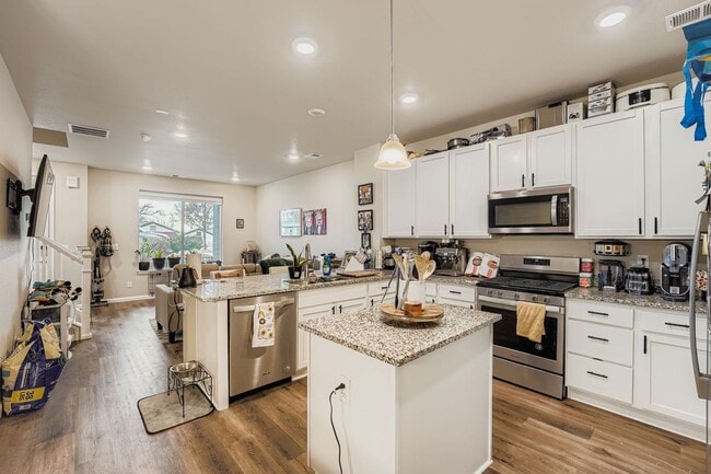 Building Photo - Beautiful two-story luxury townhome in highly sought after Belleview Place. 1/2 off 1st months rent!