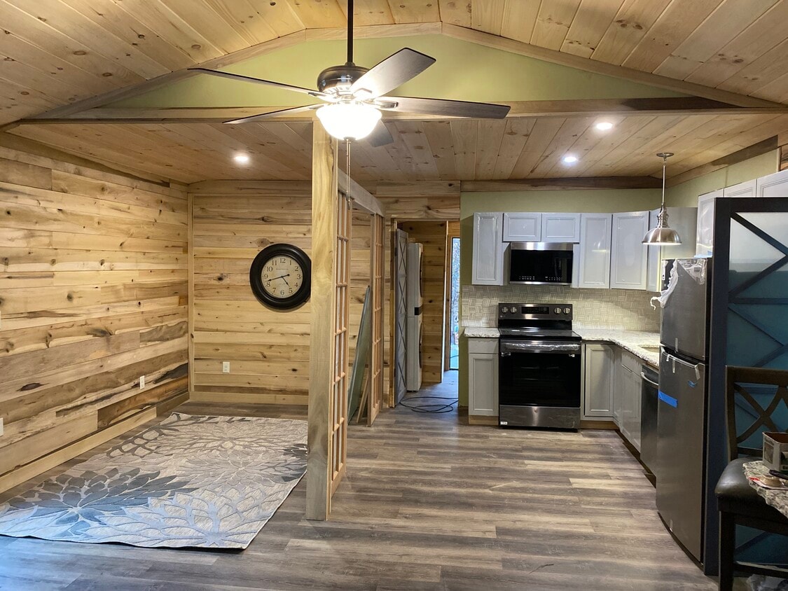 Building Photo - 160 Forest Ridge Dr