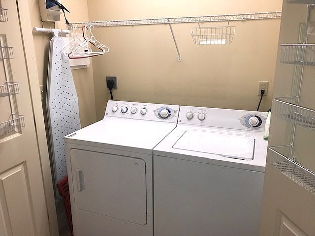 Foto del edificio - 215 W College Ave