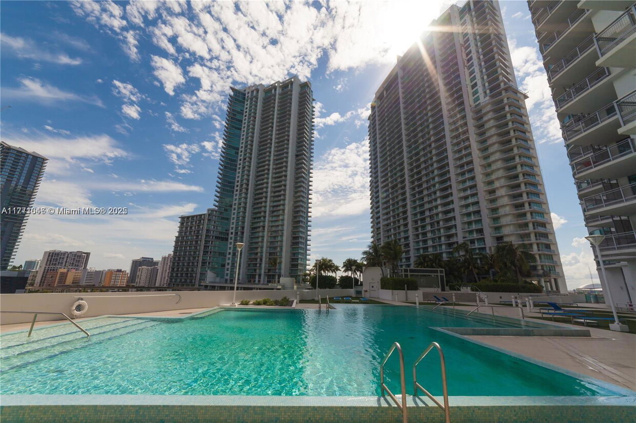 Foto principal - 350 S Miami Ave
