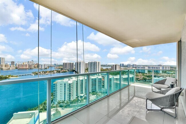 Foto del edificio - 3330 NE 190th St