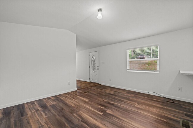 Building Photo - Newly Renovated 3 Bed 2!