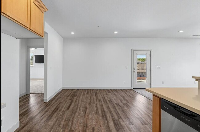 Foto del edificio - Lake California Home with 2 Car Garage and RV Parking- Available for Move In! $1000 MOVE IN SPECIAL!