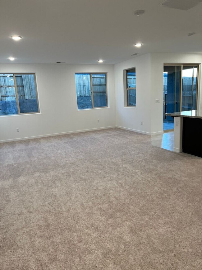 Building Photo - 681 Estancia Ct