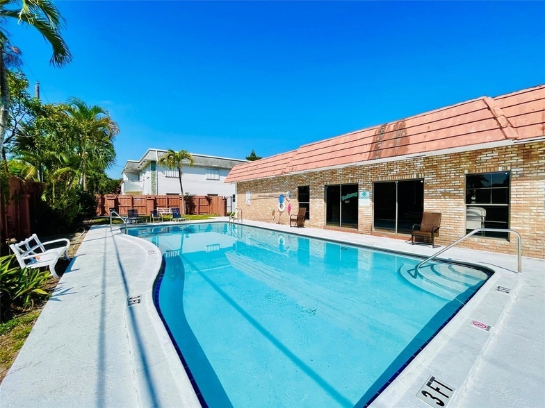 Photo - 320 SW 1st St