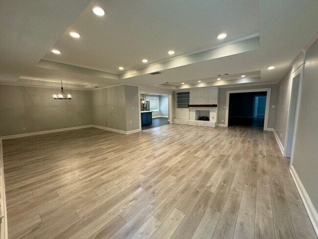 Building Photo - Gulf Breeze Proper - 5 bedroom, 3.5 bathro...