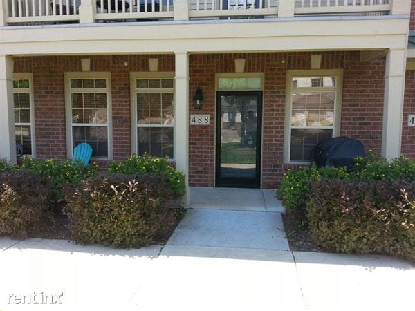 Building Photo - 488 Village Dr
