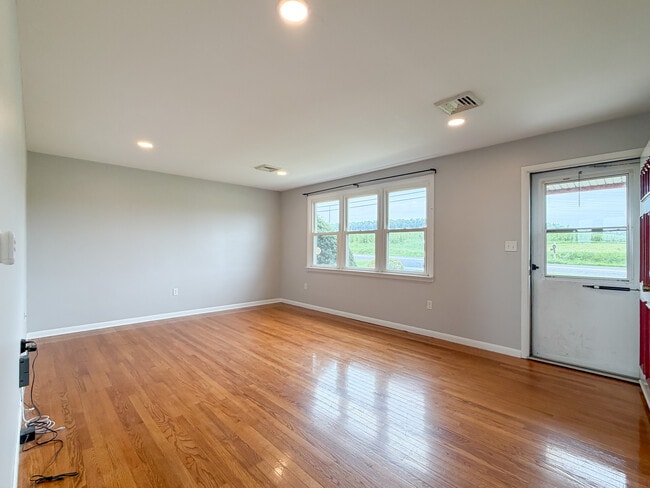 Building Photo - 1435 Bowmansville Rd