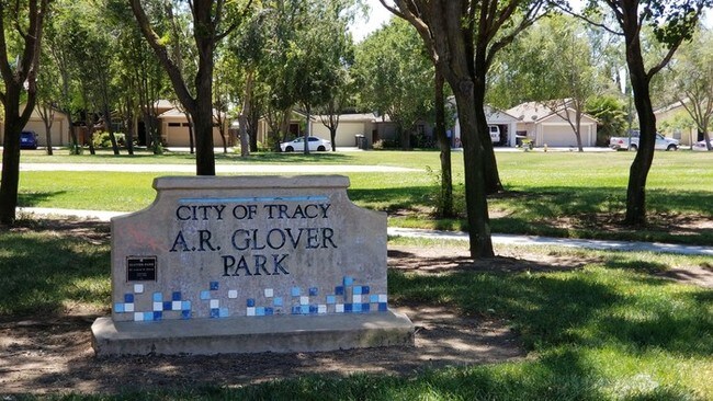 Building Photo - Tracy Former Model Style Home 4 Bedrooms, ...