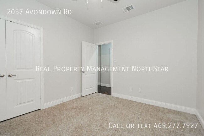Foto del edificio - 2057 Avondown Rd