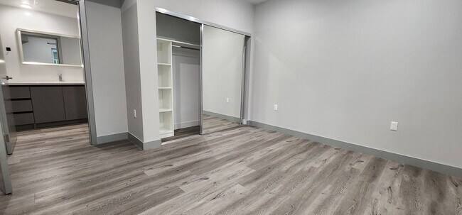 Foto del edificio - 7040 Woodman Ave