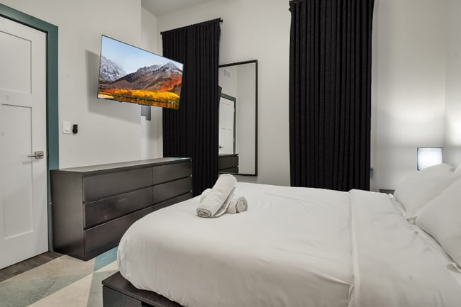 Building Photo - 36 E Utica St