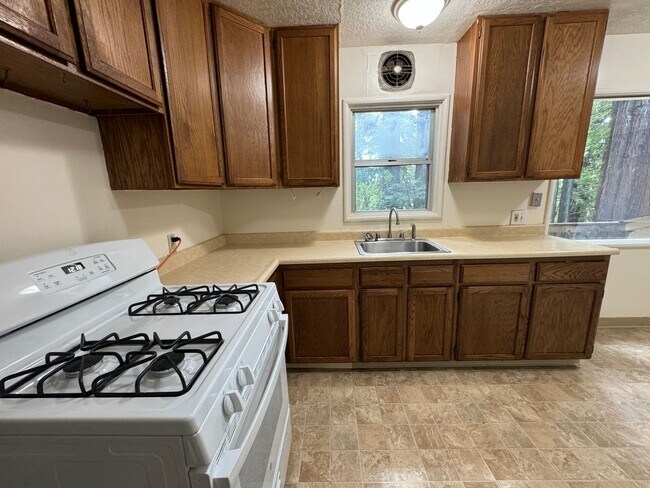 Foto del edificio - 4 bed/1.5 bath House with large backyard