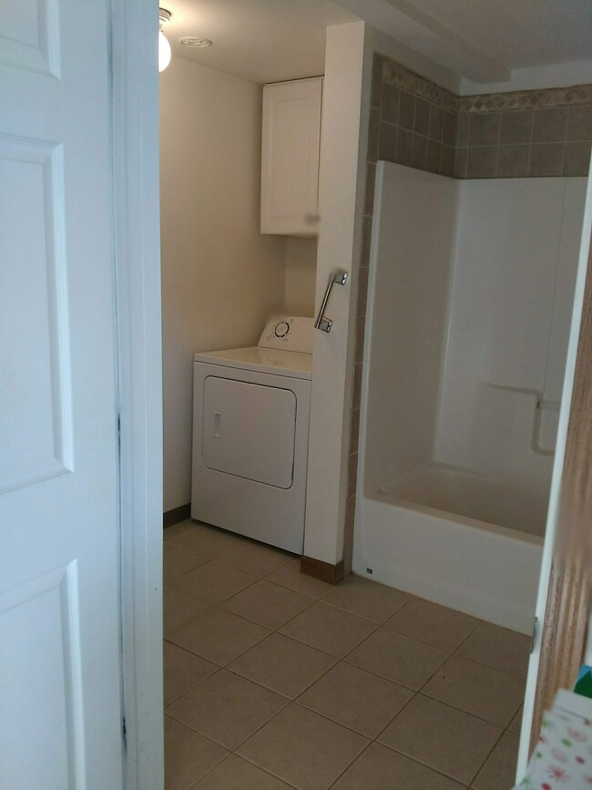 Building Photo - 68 Fields Rd