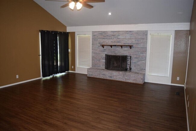 Building Photo - 2014 Country Club Dr
