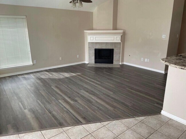 Foto del edificio - 15119 Wimberly Park Dr