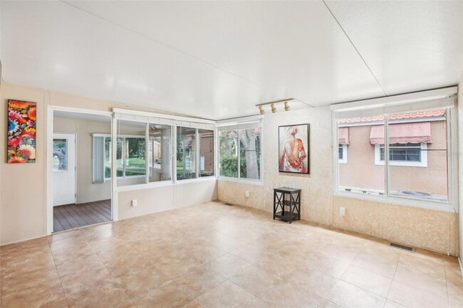 Building Photo - 6621 La Mesa Rd