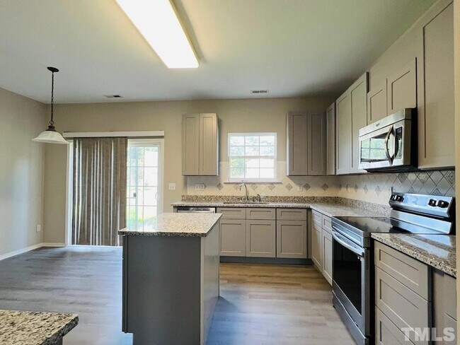 Foto del edificio - 402 Treybrooke Dr