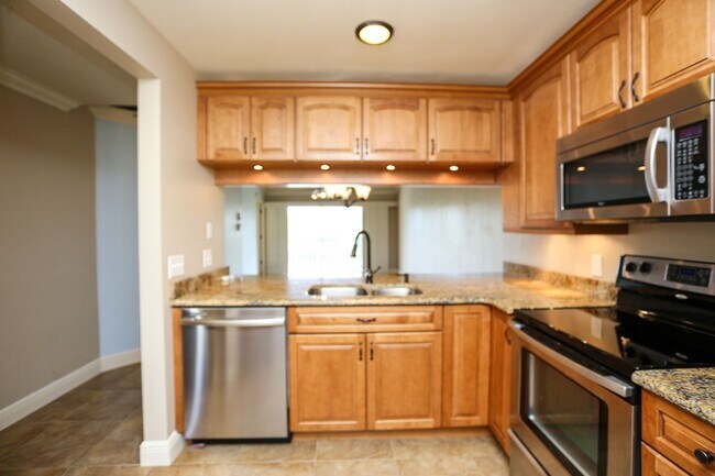 Building Photo - ***KING'S LAKE**3 BED 2 BATH**COMPLETELY R...