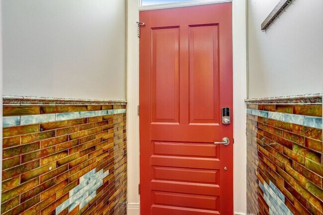 Building Photo - Beautiful 2 Bedroom Home Steps from H Stre...