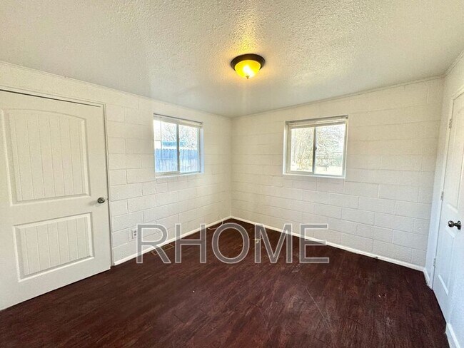 Building Photo - 2725 S Edison St