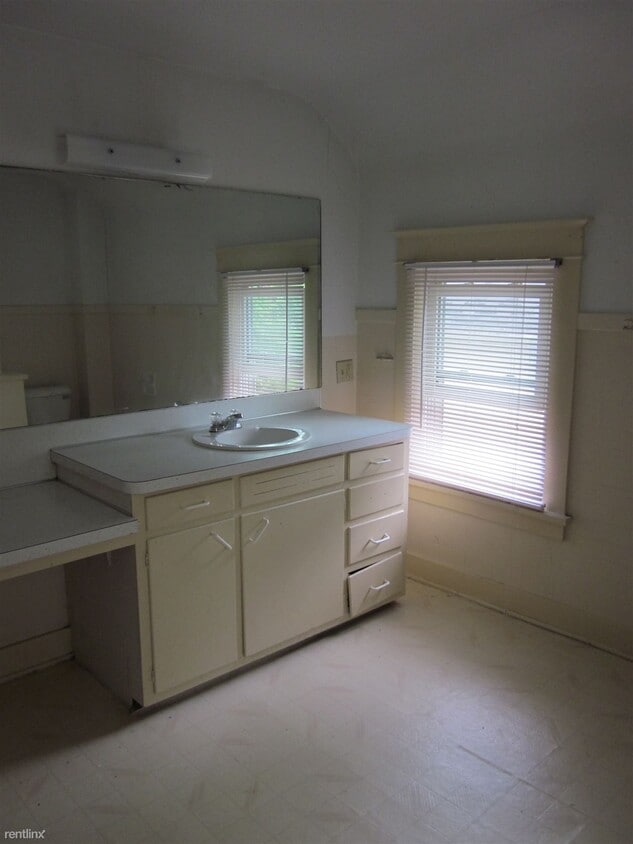 Primary Photo - 4 br, 1.5 bath House - 127 W Alcott St