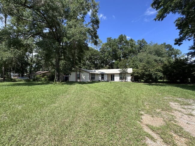 Foto del edificio - Charming 3-Bedroom Home with Bonus Room on...