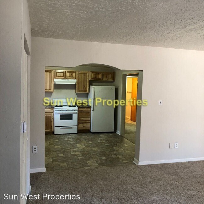 Building Photo - 3 br, 1 bath House - 405 N. Mesa Verde