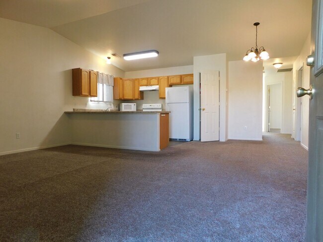 Building Photo - Nice Home in Fruitvale